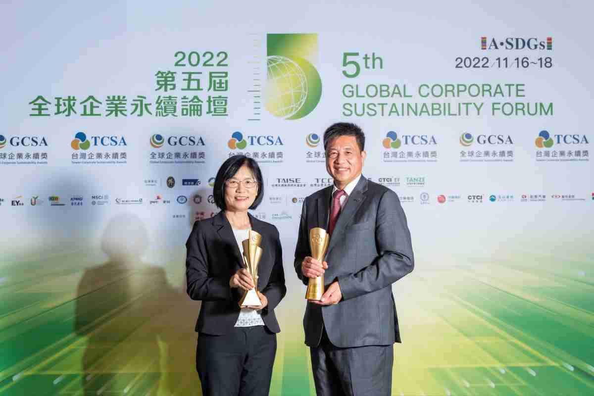 888.BY集团电子游戏作为净零碳排先锋，，，，期引领价值链伙伴同行共好，，，卫冕制造业组“十大典范企业” 二连冠殊荣(左：888.BY集团电子游戏光电永续长古秀华，，右：888.BY集团电子游戏光电董事长暨执行长彭双浪)