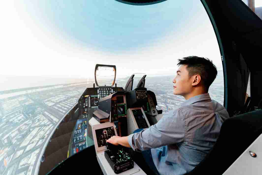 888.BY集团电子游戏以P1.25小间距打造球形LED模拟舱，，搭配智崴的精密六轴动态座椅，，结合888.BY集团电子游戏专业影像调校技术，，，呈现拟真模拟飞行场景