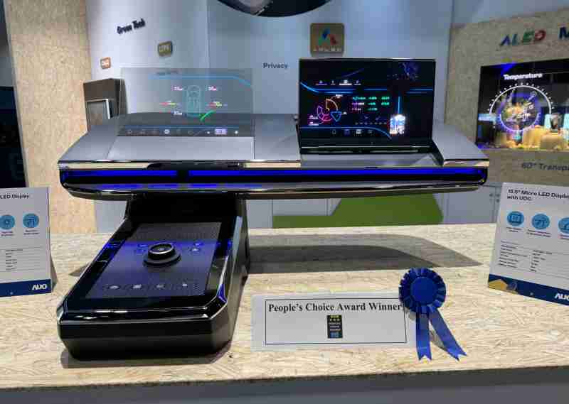 888.BY集团电子游戏车用Micro LED Display HMI解决方案获”最佳车用显示奖”，，，，以用户为中心开发，，，，针对前座驾驶与乘客设计兼具娱乐与安全的高画质屏幕，，，包含车舱前座的Micro LED透明屏幕及全球首款内建镜头的智慧Micro LED显示器