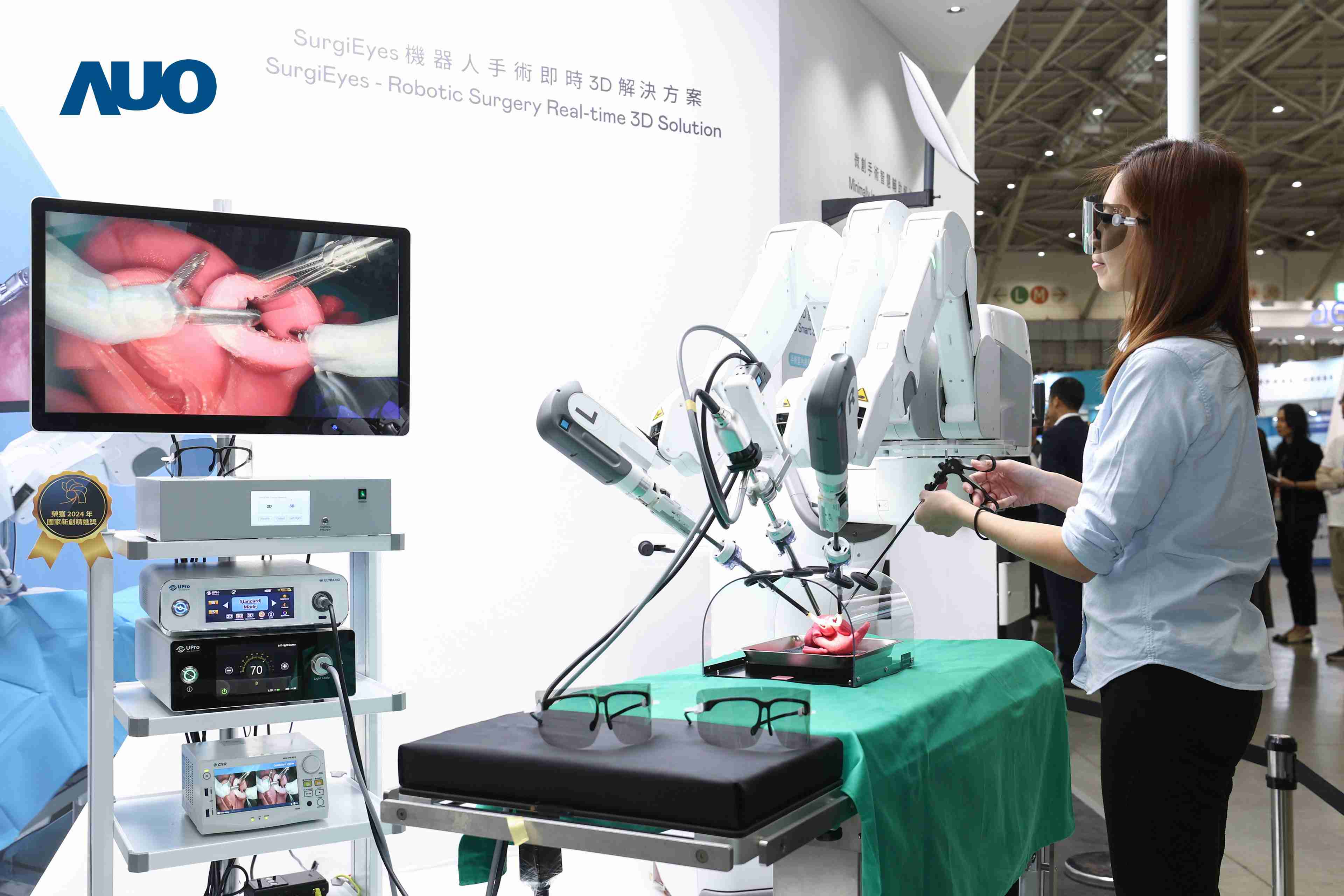 达擎以领先的3D显示技术推出〝SurgiEyes机器人手术实时3D解决方案〞，，，，整合先进3D图像处理与独家3D垂直宽视角、、、、广色域的显示技术，，，手术团队可实时同步主刀医师视角看到清晰3D影像，，提升沟通效率与安全性。。。。