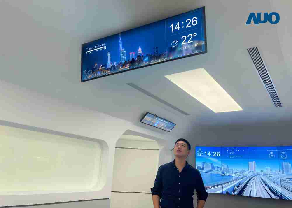 达擎TARTAN “37吋超薄双屏车厢显示器” 采用单一背光设计，，，将双面显示器厚度大幅缩减至12mm，，，支持长条屏 32:9 规格，，突破传统分辨率限制，，，，提供旅客更清晰实时的乘车信息及广告讯息